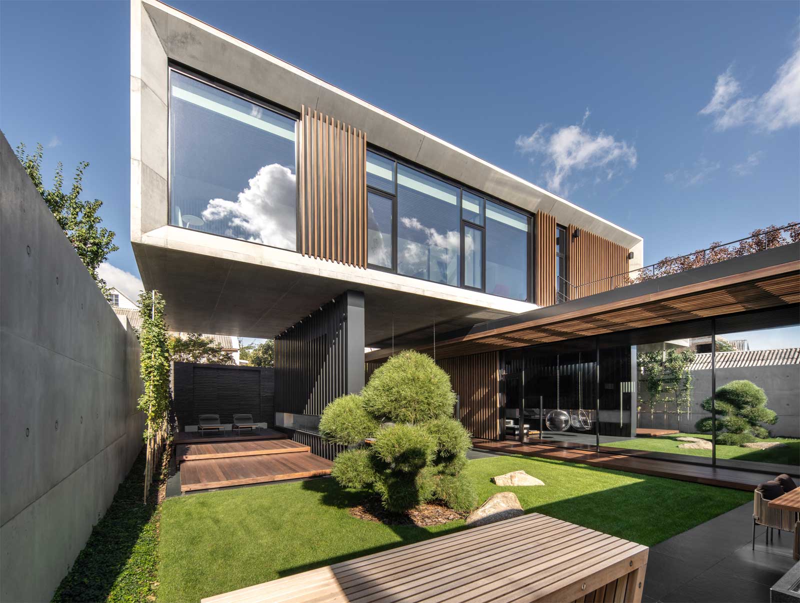 Коттедж B&W House, г. Днепр. Ландшафтній сланец Samaca