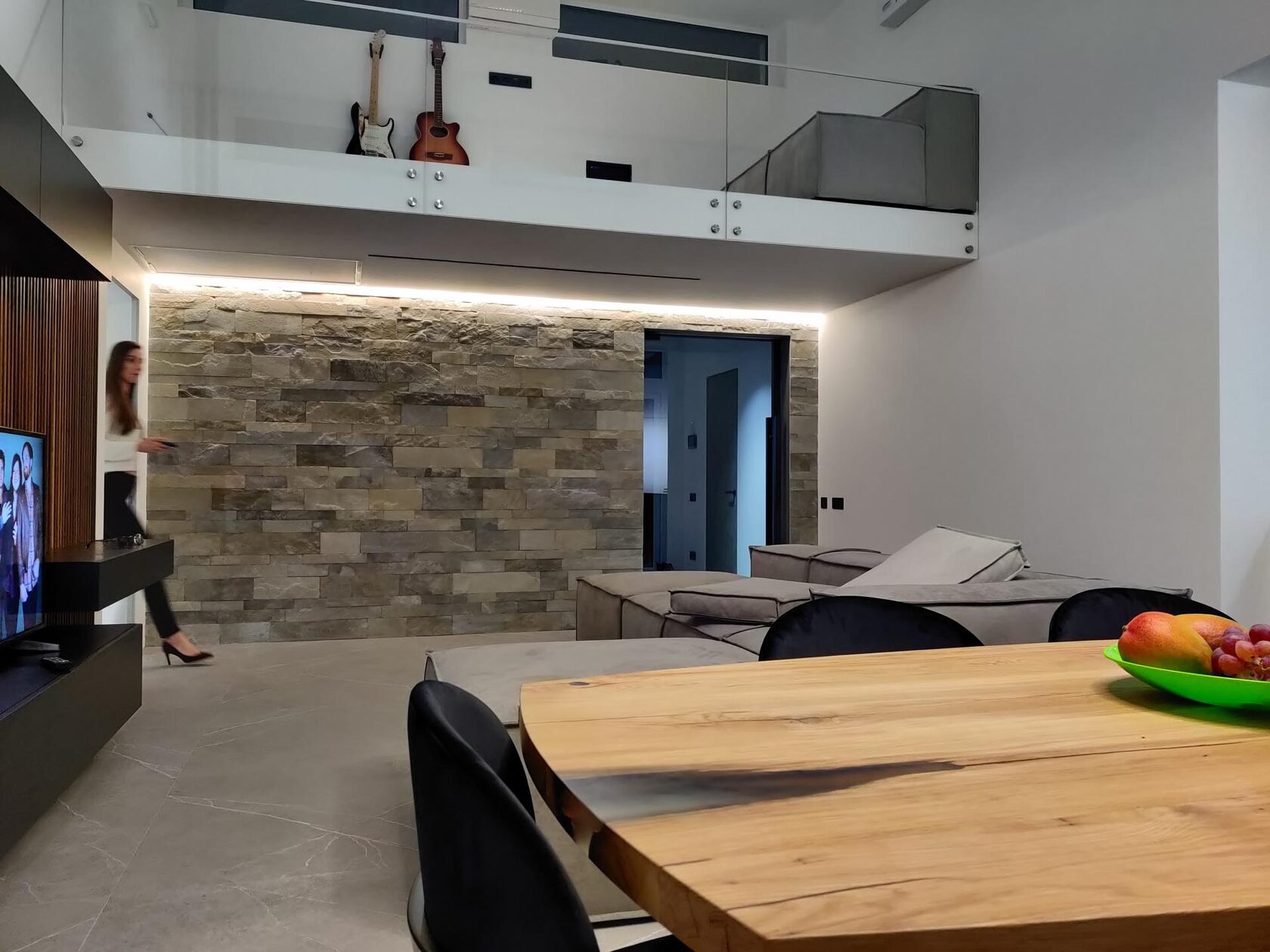 "Лесное" - коттеджный городок, интерьер. Интерьерный сланец Artesia