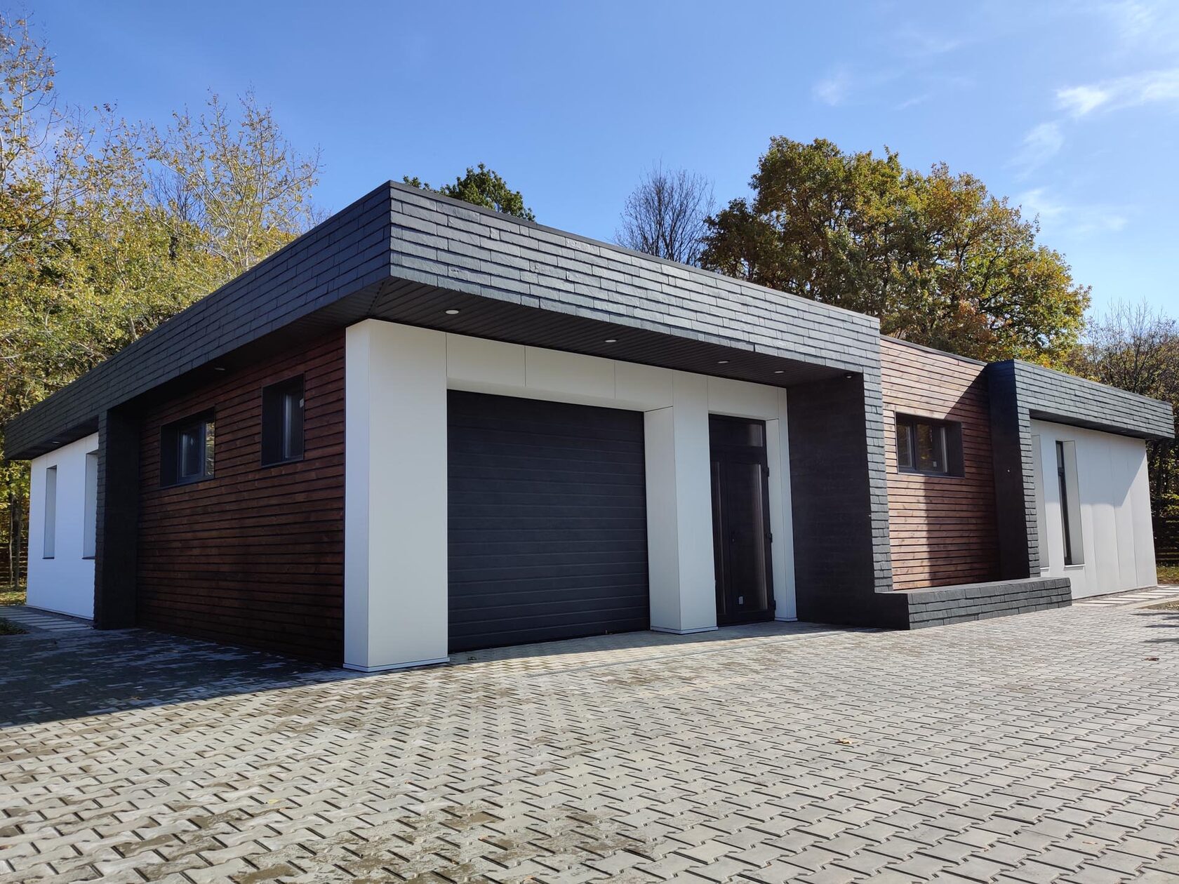 "Лесное" - коттеджный городок в Харькове. Фасадный сланец Samaca